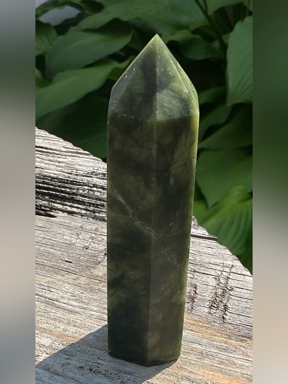 GREEN NEPHRITE JADE OBELISK CRYSTAL TOWER GLOWY FLUORESCES